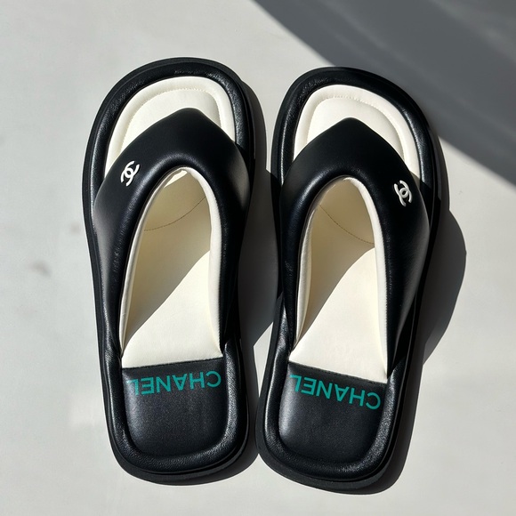 Chanel 22p Lambskin Padded Pool Thong Slides Black/White - Picture 9 of 9